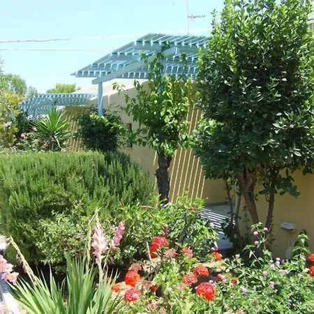 帕罗村冲浪海滩 3* Páros